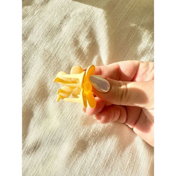 Yellow cute flower hair clip - Picture 2 of 3